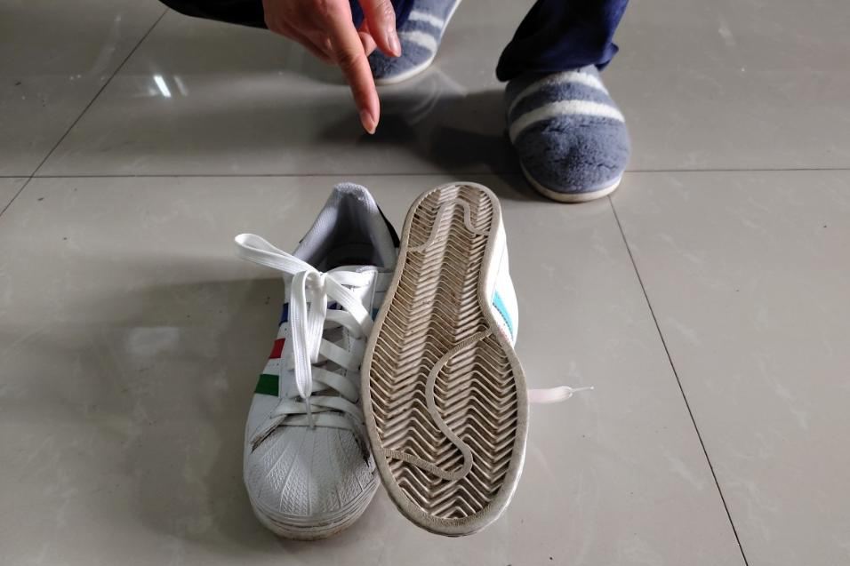 4、嫌疑人指认作案时穿的鞋子 江津警方供图 华龙网发