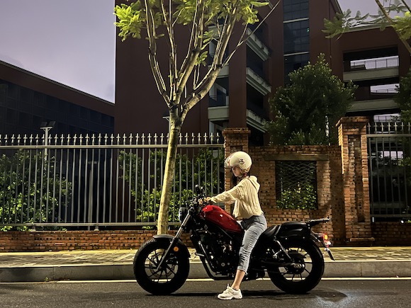 重庆“90后”龙嘉丽爱上骑摩托车。受访者供图
