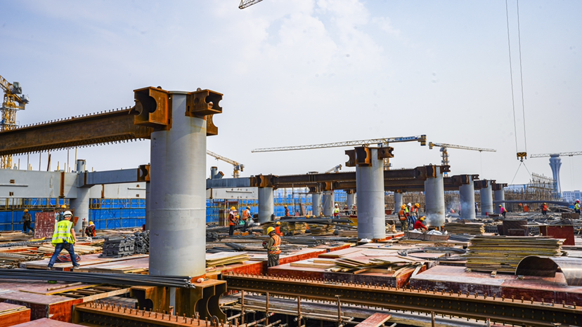 重庆江北机场T3B航站楼指廊钢结构钢柱施工顺利完成。重庆江北机场供图