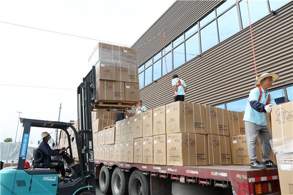 仓储物流员工进行打包运输。
