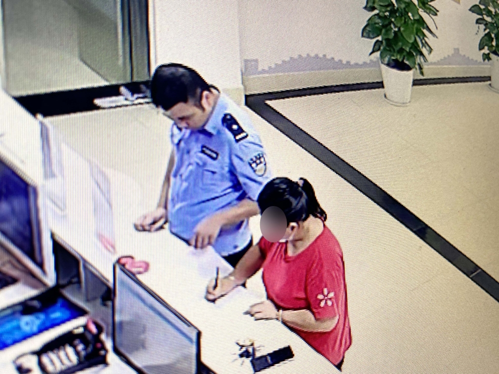 0受害人杨女士（右）。重庆高新区警方供图