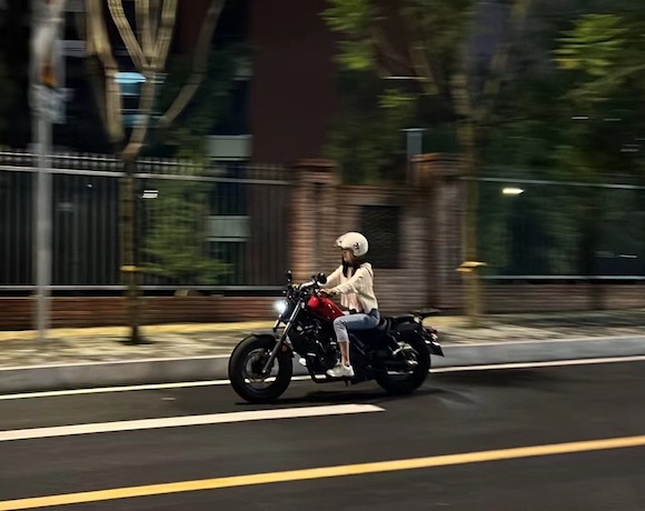 龙嘉丽购入了一辆4万多元的本田摩托车，主要用于通勤和跑山，还购买了许多装备。受访者供图