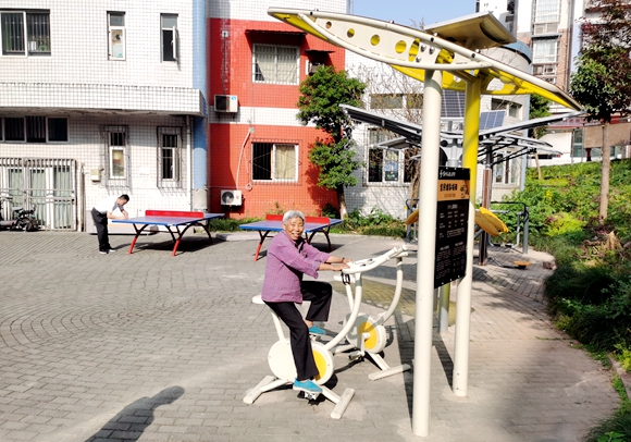 康兴园小区引入第二代智慧健身器材，帮助居民更好的强身健体。寸滩街道供图