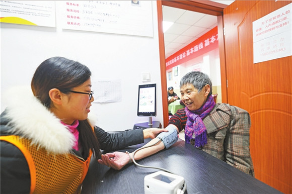 渝北区依托社区卫生服务中心，为老年人提供健康监测服务。记者 杨青 供图_副本