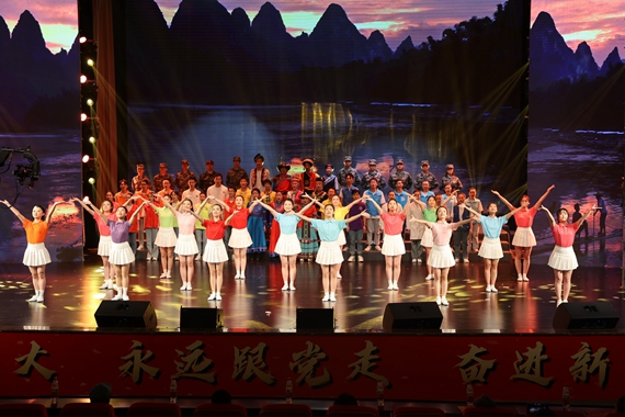 歌舞《在灿烂的阳光下》《光荣啊中国共青团》 重庆理工大学供图 华龙网发