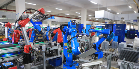高新技术企业车间机器人生产。 资料图_副本