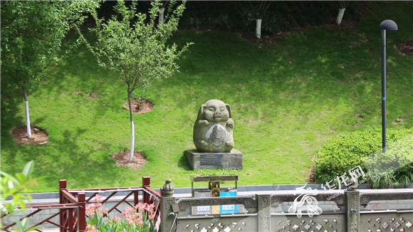 公园内随处可见荣昌猪文化雕刻。华龙网-新重庆客户端记者 袁舒含摄