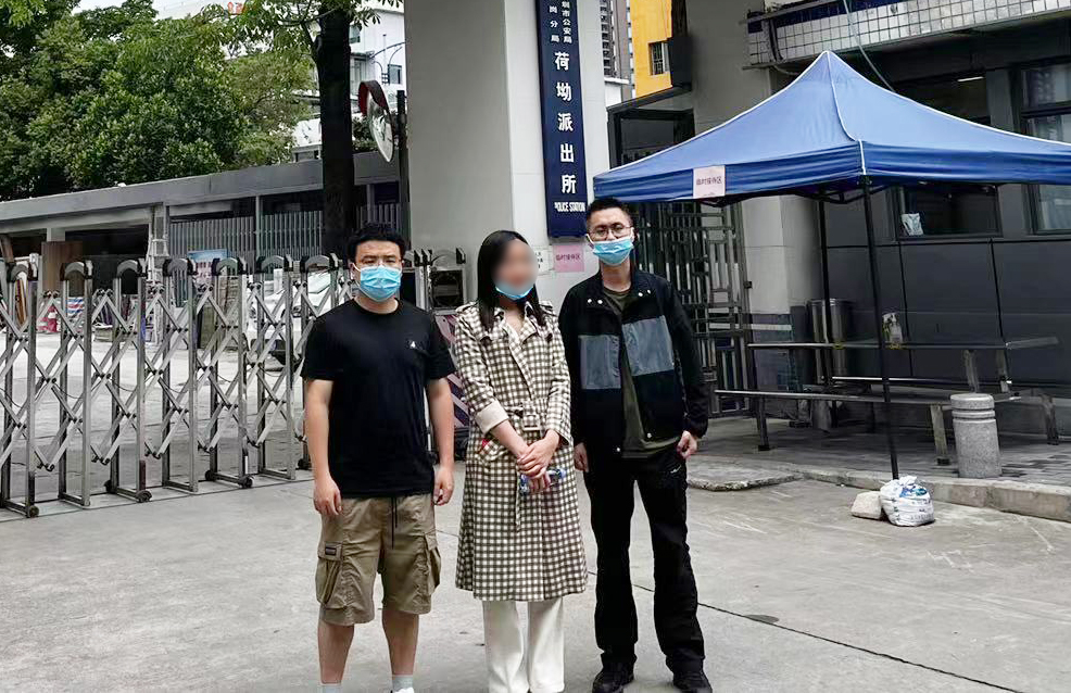 3民警前往广州抓获肖某芳。重庆高新区警方供图