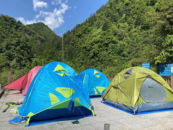游客爆满的露营基地。通讯员 田鹏 摄