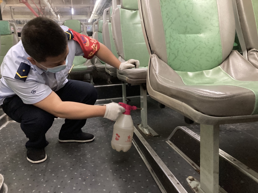 发车前做好车辆消杀。南部公交供图 华龙网-新重庆客户端 发 微信图片_202204271054124