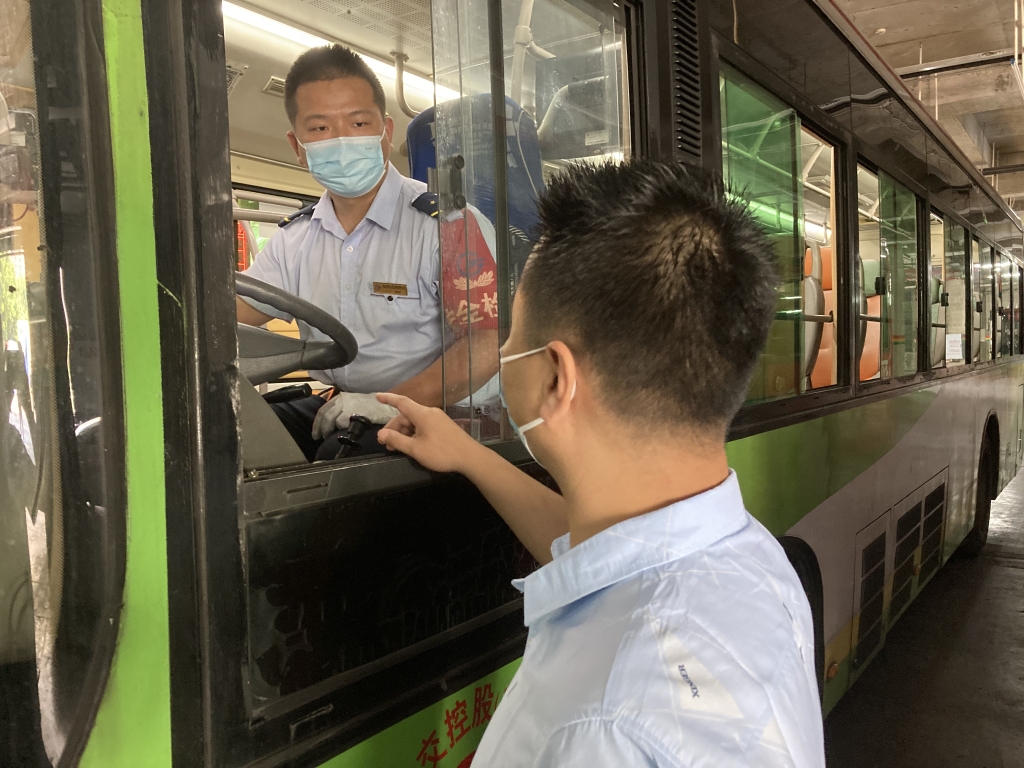 发车前,线路安全值班长来到车窗前细心叮嘱。南部公交供图 华龙网-新重庆客户端 发 微信图片_20220427105412