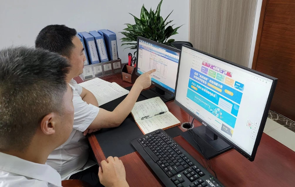 人社部门工作人员正在比对免申即享数据。重庆市人力社保局 供图