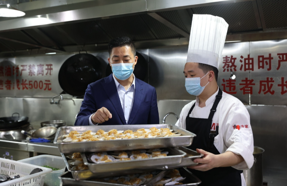 酒店工作人员正在准备客人的餐食。重庆市人力社保局 供图