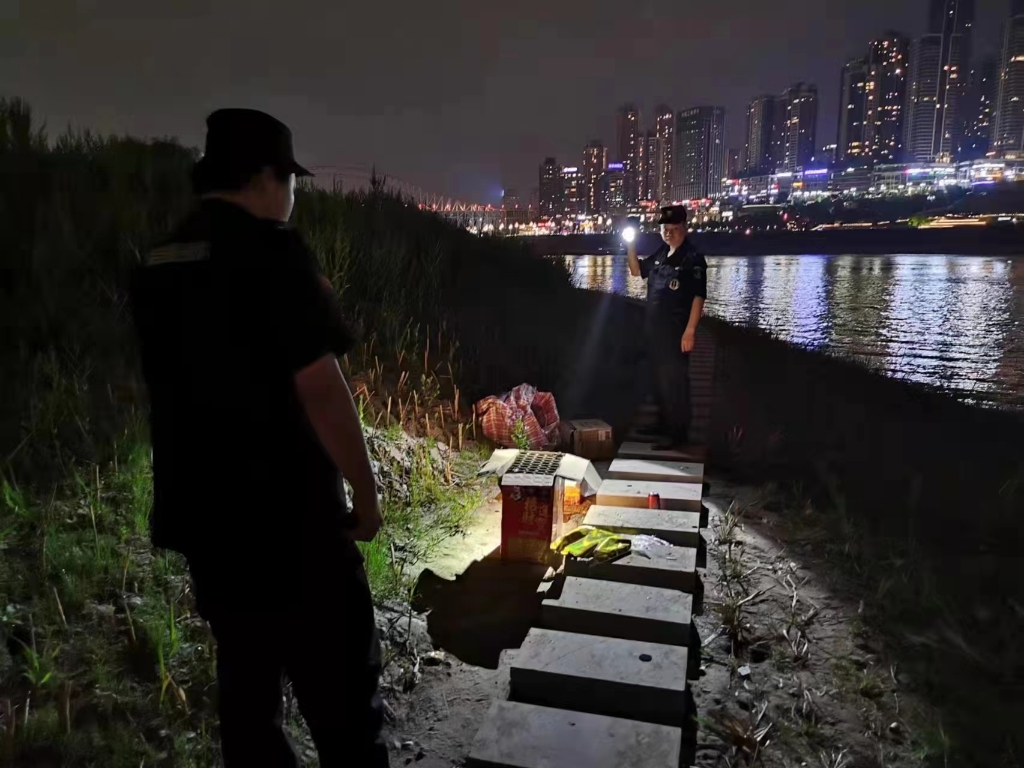 0燃放过的烟花爆竹纸箱等物品。重庆市公安局水警总队供图