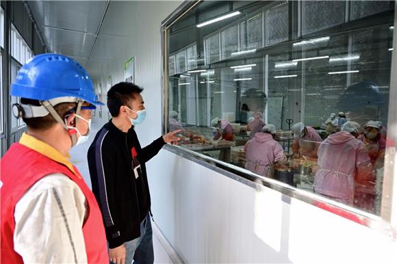巫溪县渝满源食品有限公司串制车间工人正在加工食品。通讯员 李实鲜 摄
