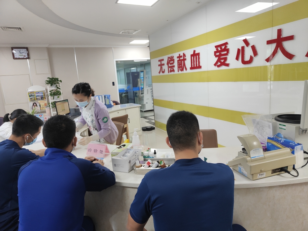 1消防员接受血液检验。重庆市消防救援总队特勤支队供图
