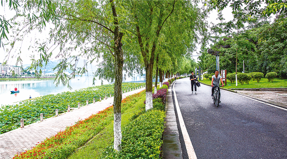 2市民在滨湖公园骑自行车。 记者 熊威 摄