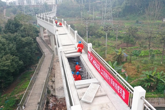 重庆首条“栈桥式”配电电缆通道。国网重庆市电力公司供图