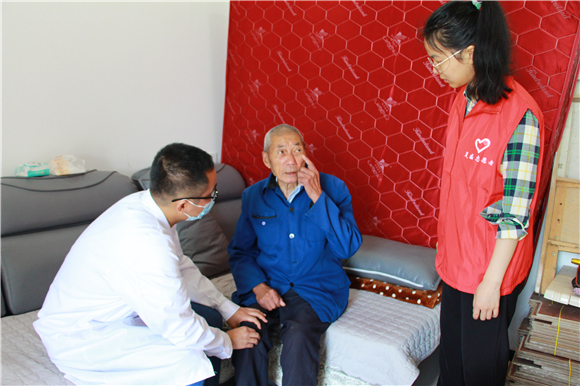 医护人员和志愿者为社区老人提供上门服务。复盛镇供图 华龙网发