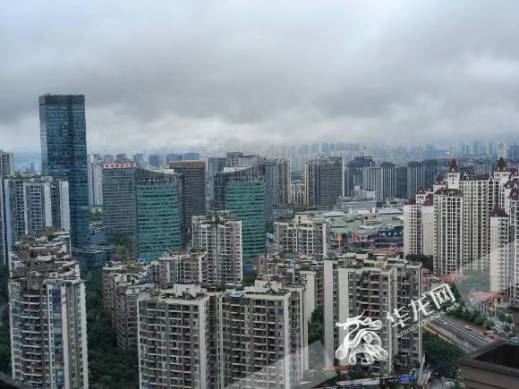 今天重庆中心城区有雨，体感温度凉爽。华龙网-新重庆客户端记者 石涛 摄