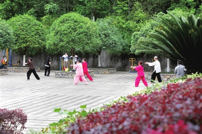 石马山公园,市民在打太极拳。记者 向成国 摄 3石马山公园,市民在打太极拳。记者 向成国 摄