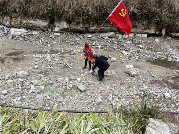 党员志愿者在河道里清理垃圾。红池坝镇供图 华龙网发