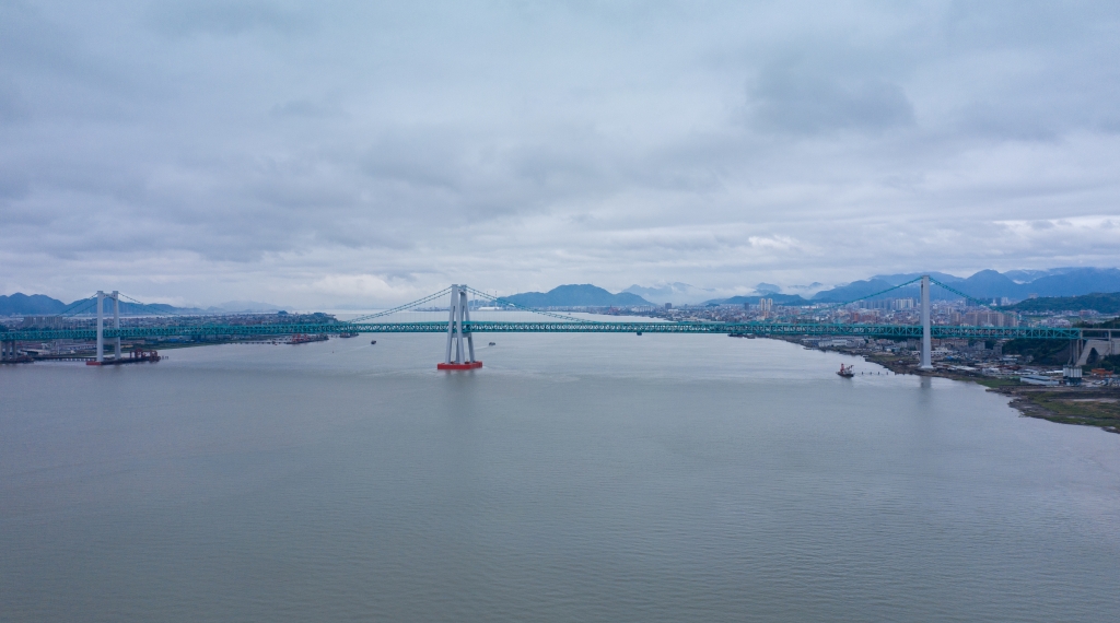 8 2022年5月27日，中交二航局参建的温州瓯江北口大桥建成通车。北口大桥是世界首座三塔四跨双层钢桁梁悬索桥，主桥全长2090米，上层为甬莞高速，下层为国道G228南金公路。 杜才良 摄