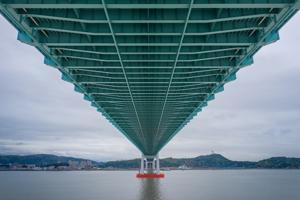 4 2022年5月27日，中交二航局参建的温州瓯江北口大桥建成通车。北口大桥是世界首座三塔四跨双层钢桁梁悬索桥，主桥全长2090米，上层为甬莞高速，下层为国道G228南金公路。 杜才良  摄