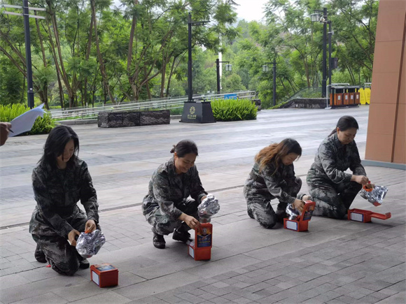 学员们正在进行野外生存训练。江北区委宣传部供图