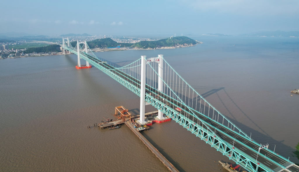 1 2022年5月27日，中交二航局参建的温州瓯江北口大桥建成通车。北口大桥是世界首座三塔四跨双层钢桁梁悬索桥，主桥全长2090米，上层为甬莞高速，下层为国道G228南金公路。申腾武  摄
