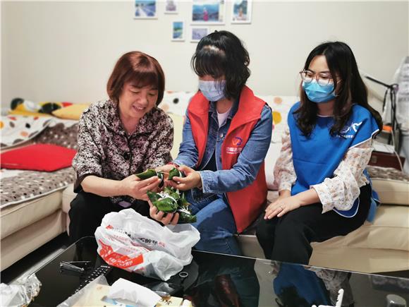 志愿者们将包好的粽子送到独居老人家中。  通讯员  夏梦雪 摄