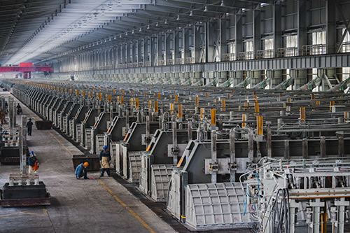 位于綦江区北渡铝产业园的重庆旗能电铝有限公司电解车间，整齐排列的电解槽不停运转。特约通讯员 陈星宇 摄