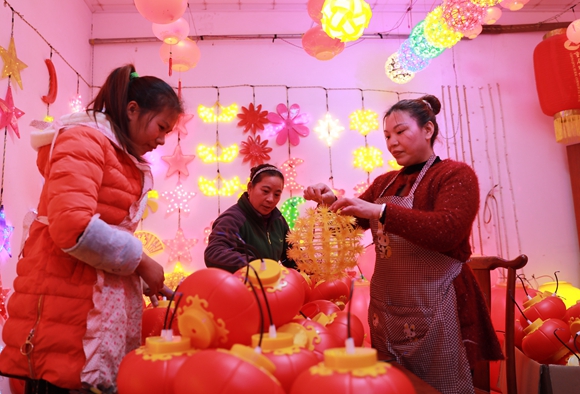 位于中敖镇明月村的大足区宇杭灯具厂，工人正在赶制今年第一批迎春灯饰订单。
