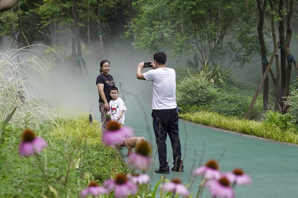 游人在重庆市北碚区缙云山黛湖景区游玩。特约通讯员 秦廷富  摄