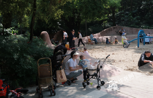 重庆儿童公园内成了孩子们的“游乐天堂”。华龙网-新重庆客户端 吴礼霜 摄