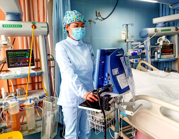 赵凤娟在重症监护室内查看仪器上的监护数据。 受访者供图 华龙网发
