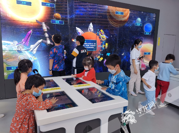 “五一”假期重庆科技馆成了孩子们的乐园。华龙网-新重庆客户端记者 伊永军 摄