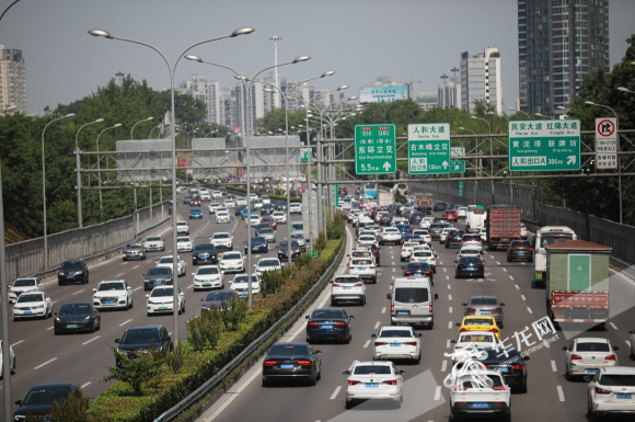 “五一”假期最后一天下午，重庆内环快速路车流量较大，车辆有序缓行。华龙网-新重庆客户端记者 李裕锟 摄