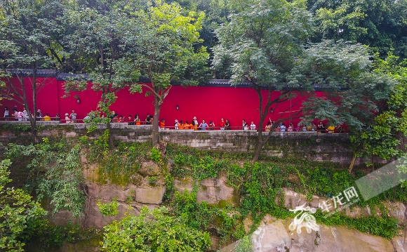 半山崖步道“红墙”，吸引众多游客市民慕名而来拍照打卡。华龙网-新重庆客户端记者 李裕锟 摄