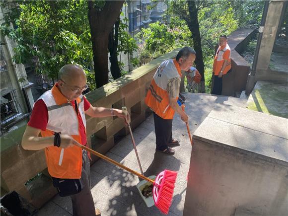 2党员志愿者开展清扫保洁志愿活动。九龙坡区城市管理局供图