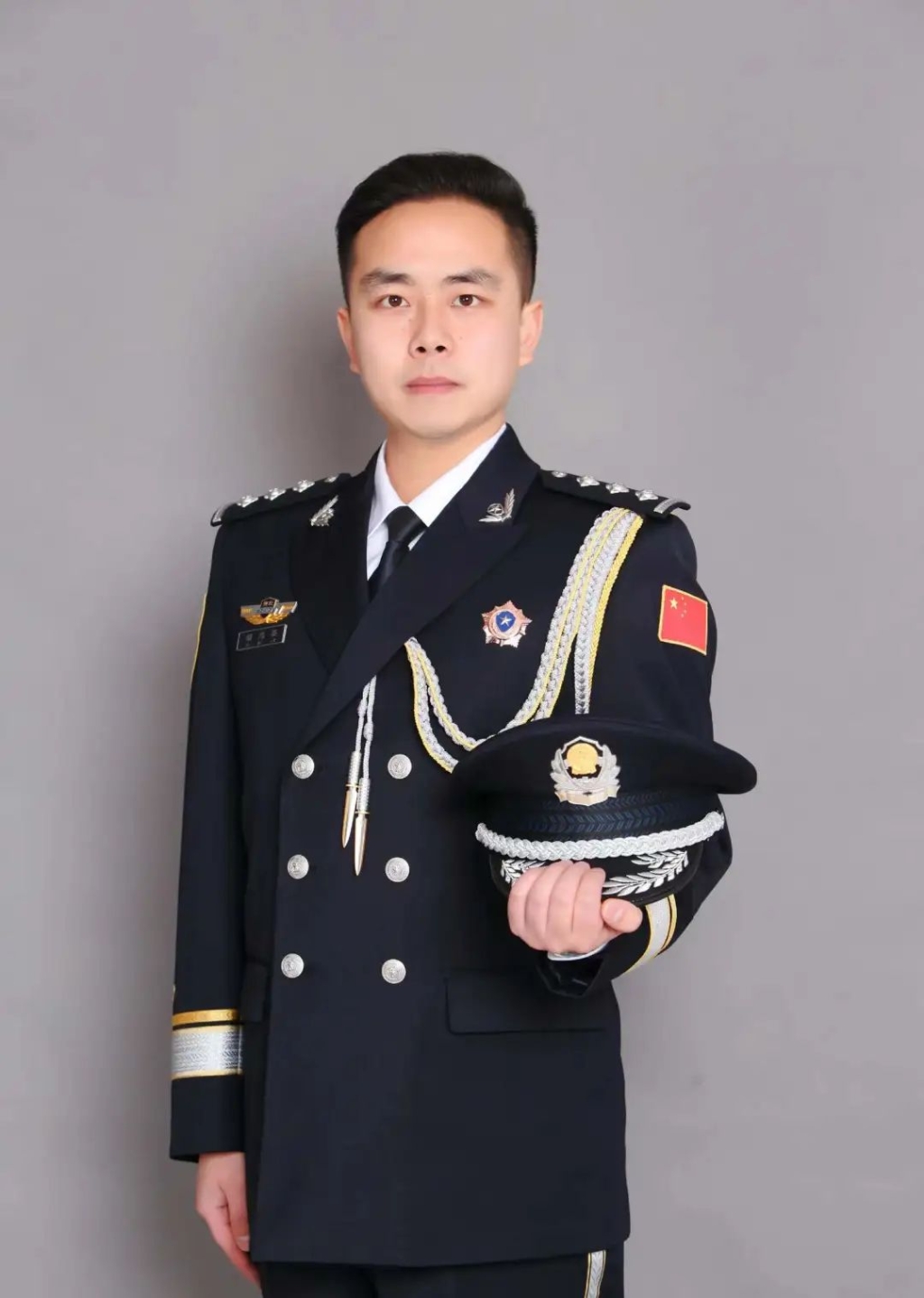 身着警礼服的胡为嘉 重庆市公安局禁毒总队供图 华龙网发