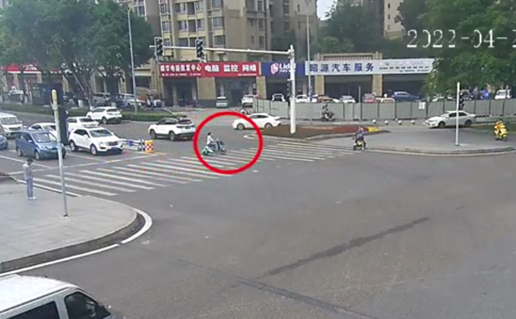0共享单车第一次闯红灯。重庆高新区警方供图