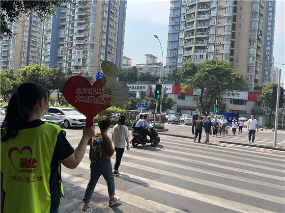 1  社区志愿者对市民不文明行为进行劝导。通讯员 陈天红 摄