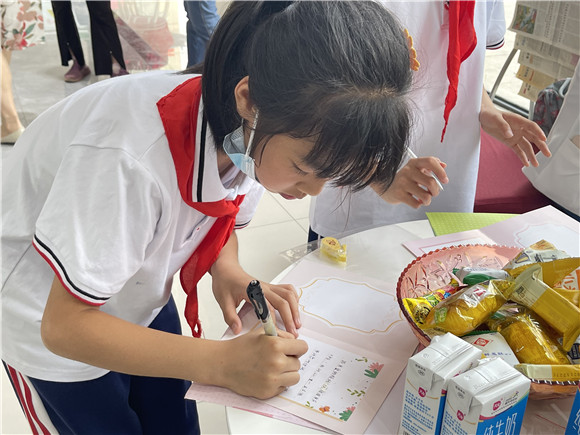 石马村小学学生为妈妈写节日贺卡。郭家沱街道供图_副本