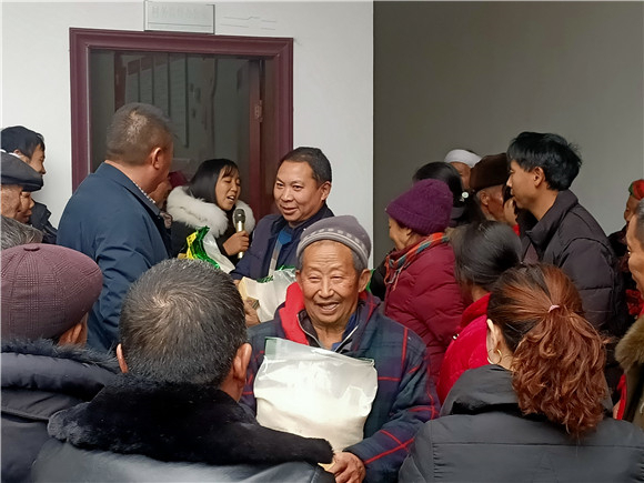 村民用文明积分兑换大米。巫溪县委宣传部供图 华龙网发