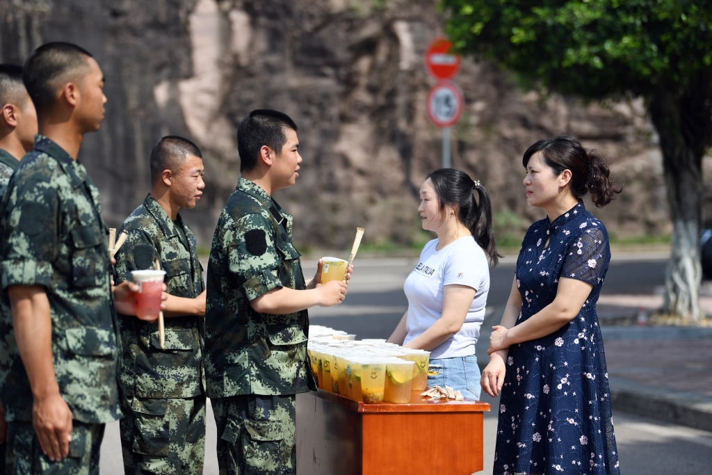 0杨德美给武警新战友分发奶茶。通讯员 周游 郭传伍 摄