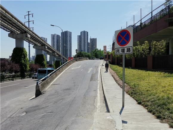 1兴堰路新建成的人行便道。九龙坡区市政处供图