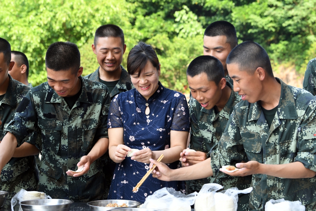 2杨德美和武警新兵一起包饺子。通讯员 周游 郭传伍 摄