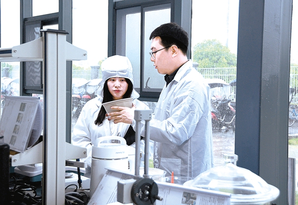 重庆植本环保科技有限公司工作人员展示环保产品。