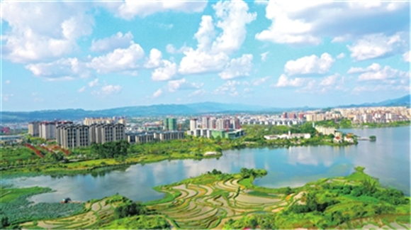 城市与湿地交融，蓝天白云映衬下的都梁新区更显生机勃勃。记者 刘辉 摄